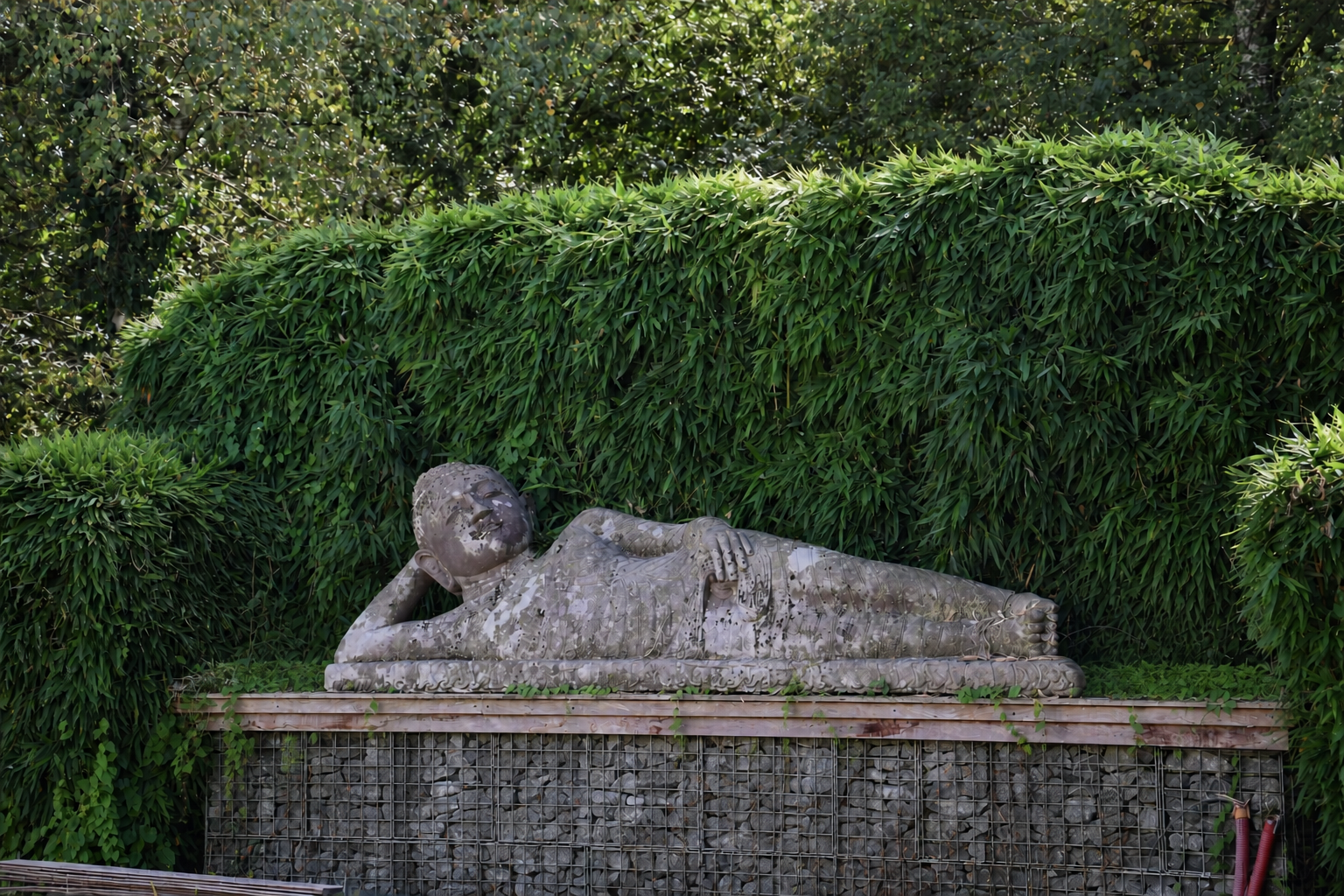 Détail sculptural intégré dans une composition végétale